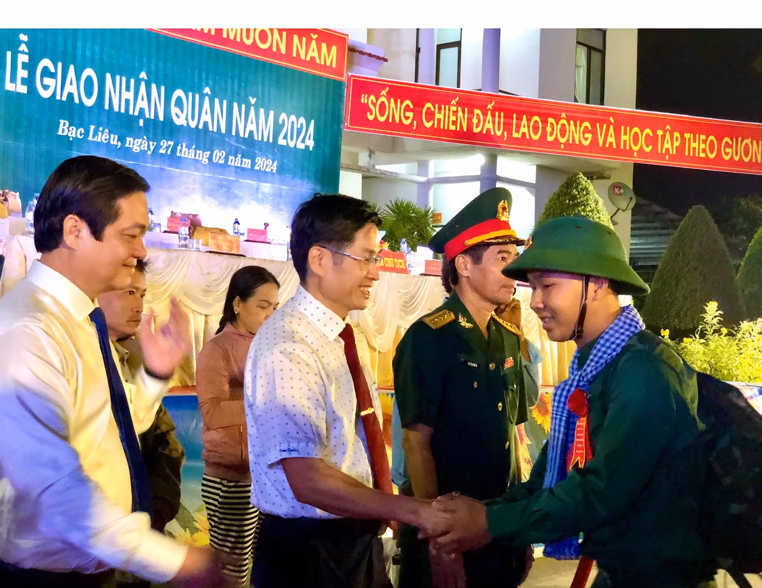 Đồng chí Tạ Trung Dũng, Ủy viên Ban Thường vụ Tỉnh ủy, Thường trực Tỉnh ủy, Trưởng Ban Tuyên giáo Tỉnh ủy Bạc Liêu bắt tay tin tưởng các tân bình sẽ hoàn thành xuất sắc nhiệm vụ. Đồng chí Tạ Trung Dũng, Ủy viên Ban Thường vụ Tỉnh ủy, Thường trực Tỉnh ủy, Trưởng Ban Tuyên giáo Tỉnh ủy Bạc Liêu bắt tay tin tưởng các tân bình sẽ hoàn thành xuất sắc nhiệm vụ.