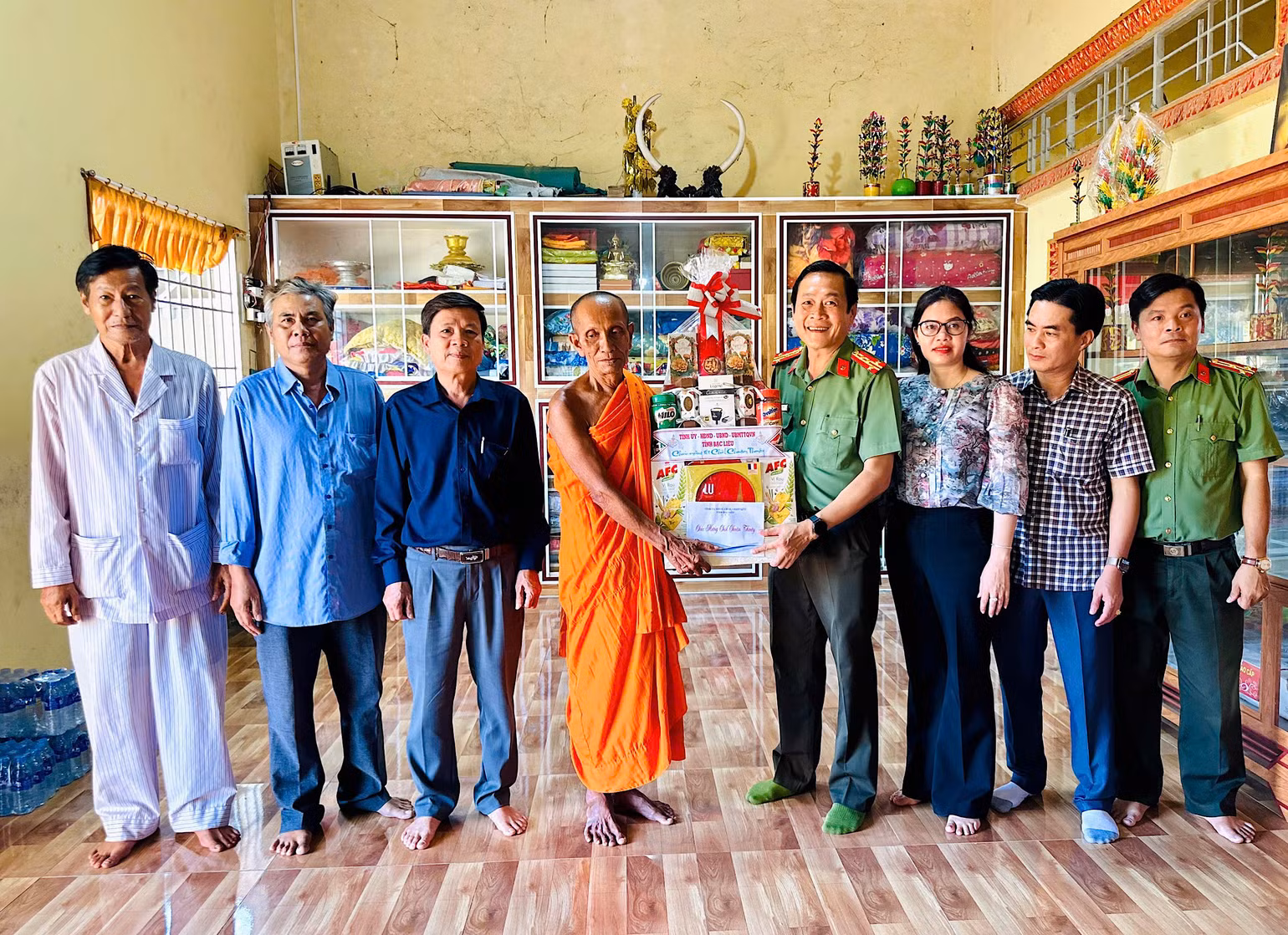 Đại tá Hồ Việt Triều, Giám đốc Công an tỉnh Bạc Liêu thăm, tặng quà các vị sư sãi tại một số chùa của đồng bào Khmer ở Bạc Liêu. Ảnh: TRỌNG NGUYỄN Đại tá Hồ Việt Triều, Giám đốc Công an tỉnh Bạc Liêu thăm, tặng quà các vị sư sãi tại một số chùa của đồng bào Khmer ở Bạc Liêu. Ảnh: TRỌNG NGUYỄN