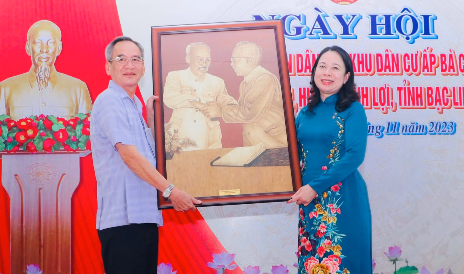 Phó Chủ tịch nước trao tặng lãnh đạo tỉnh Bạc Liêu bức tranh Bác Hồ và Bác Tôn tại ngày hội. Phó Chủ tịch nước trao tặng lãnh đạo tỉnh Bạc Liêu bức tranh Bác Hồ và Bác Tôn tại ngày hội.