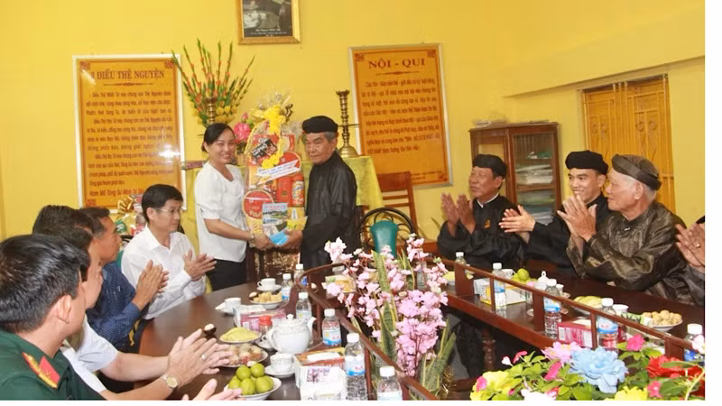 Lãnh đạo tỉnh và thành phố Bạc Liêu đến thăm, tặng quà Tịnh độ Cư sĩ Phật hội Việt Nam tỉnh Bạc Liêu tại phường 3, thành phố Bạc Liêu.