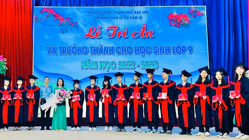 Một số Trường trung học cơ sở tại thành phố Bạc Liêu tổ chức rất chu đáo lễ tri ân và trưởng thành cho học sinh lớp 9 giúp các em phấn khởi chuyển cấp lên Trung học phổ thông.