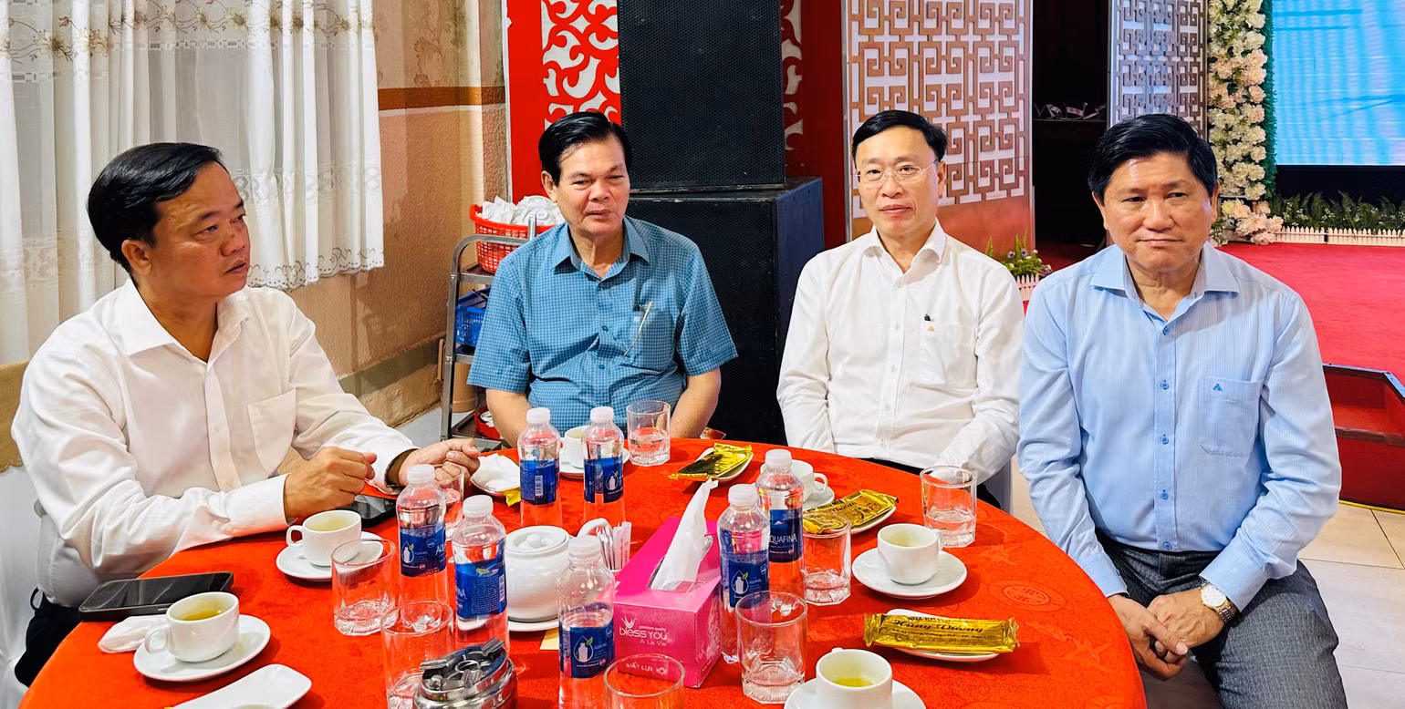 Các đồng chí lãnh đạo chủ chốt tỉnh Bạc Liêu và Cà Mau tại buổi họp mặt. (Ảnh: TRỌNG DUY)
