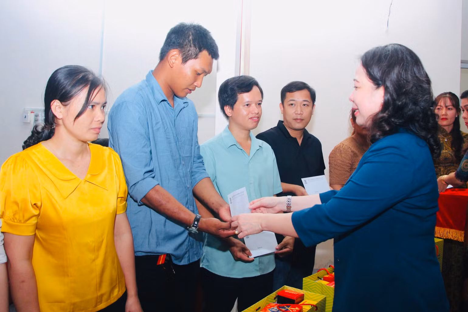 Phó Chủ tịch nước Võ Thị Ánh Xuân trao tặng quà Tết các gia đình khó khăn. Phó Chủ tịch nước Võ Thị Ánh Xuân trao tặng quà Tết các gia đình khó khăn.