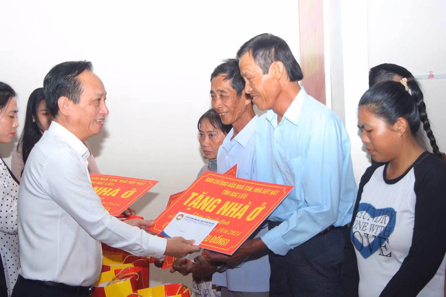 Đồng chí Phạm Văn Thiều, Chủ tịch Ủy ban nhân dân tỉnh Bạc Liêu, trao tặng nhà ở tới những hộ có hoàn cảnh khó khăn tại huyện Hòa Bình (Bạc Liêu). Đồng chí Phạm Văn Thiều, Chủ tịch Ủy ban nhân dân tỉnh Bạc Liêu, trao tặng nhà ở tới những hộ có hoàn cảnh khó khăn tại huyện Hòa Bình (Bạc Liêu).