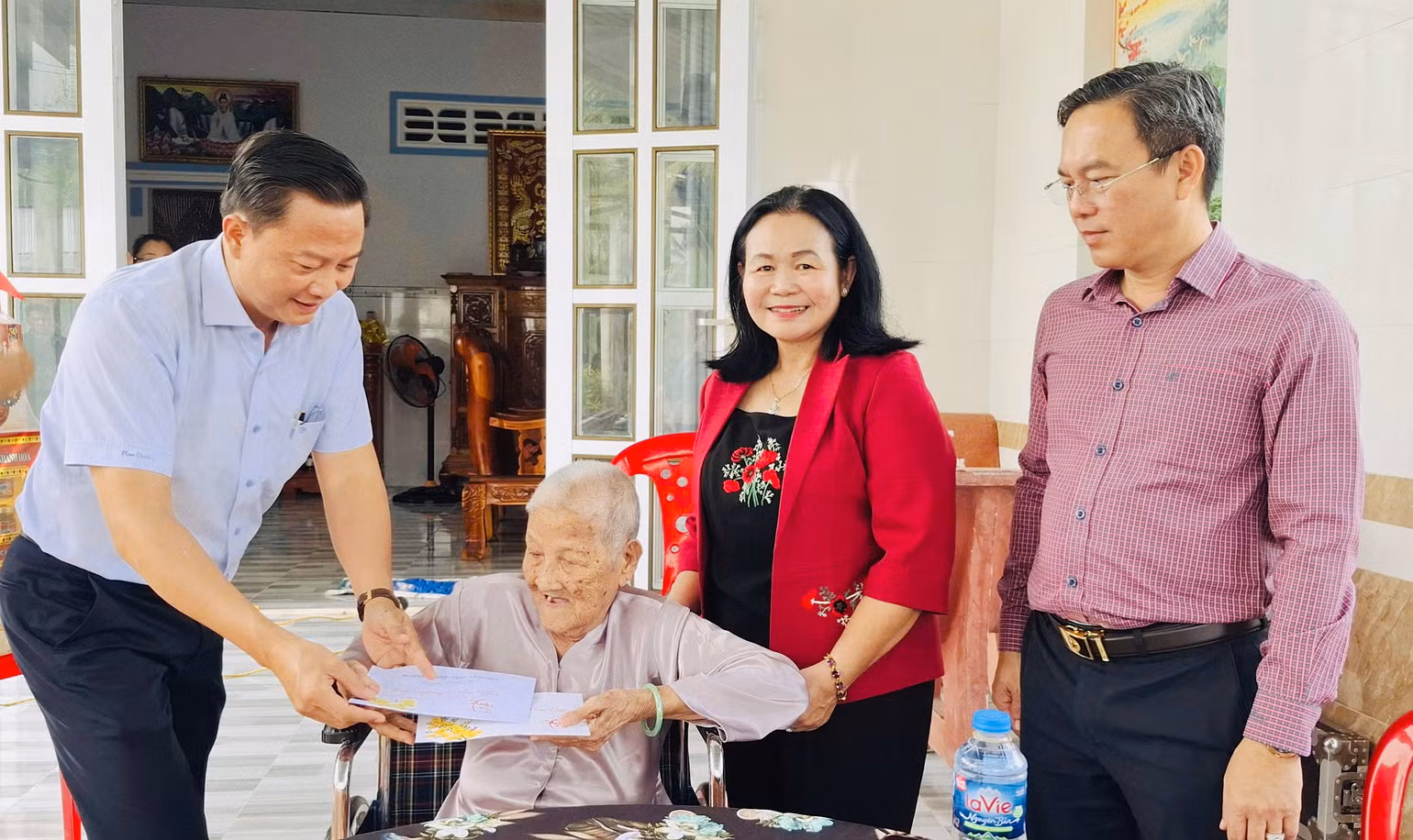 Đồng chí Trương Thanh Nhã, Bí thư Huyện ủy Vĩnh Lợi và đồng chí Bùi Thanh Nguyên, Chánh Thanh tra tỉnh Bạc Liêu (nữ) thăm, tặng quà gia đình chính sách tại huyện Vĩnh Lợi.