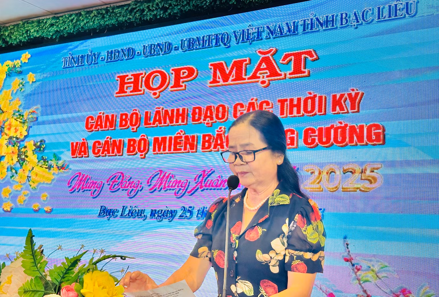 Đại diện cán bộ miền bắc tăng cường cho tỉnh Bạc Liêu phát biểu, bày tỏ niềm vui, hạnh phúc, ấm áp tại buổi họp mặt đầu Xuân mới. (Ảnh: TRỌNG DUY)