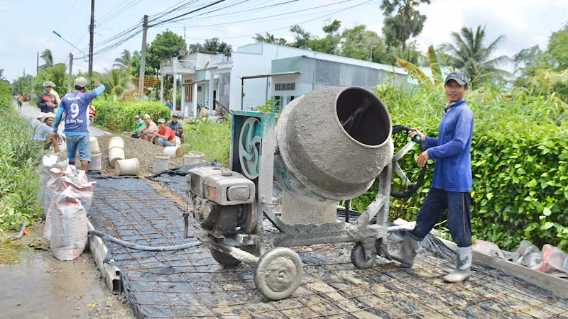 Bà con Khmer ở ấp Cái Giá, xã Hưng Hội (Vĩnh Lợi) tích cực đóng góp sức người và của cùng chính quyền địa phương làm đường bê-tông nối liền các ấp vùng sâu. (Ảnh: TRỌNG DUY) Bà con Khmer ở ấp Cái Giá, xã Hưng Hội (Vĩnh Lợi) tích cực đóng góp sức người và của cùng chính quyền địa phương làm đường bê-tông nối liền các ấp vùng sâu. (Ảnh: TRỌNG DUY)