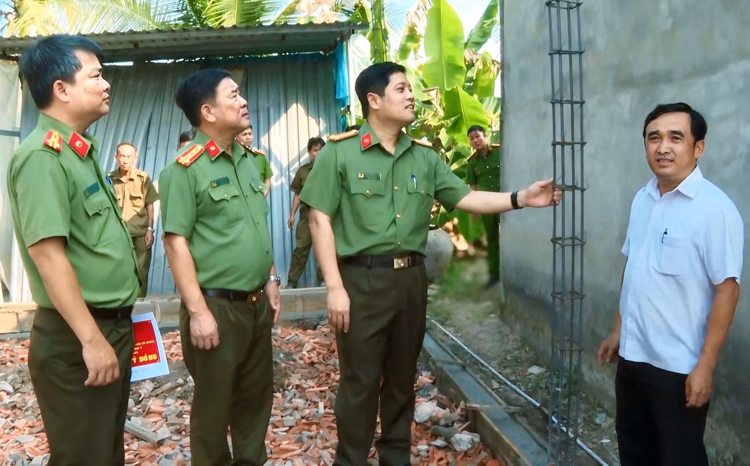 Lãnh đạo Văn phòng Bộ Công an và lãnh đạo Công an tỉnh Bạc Liêu kiểm tra tiến độ thi công một số căn nhà do Bộ Công an hỗ trợ hộ nghèo trong tỉnh.