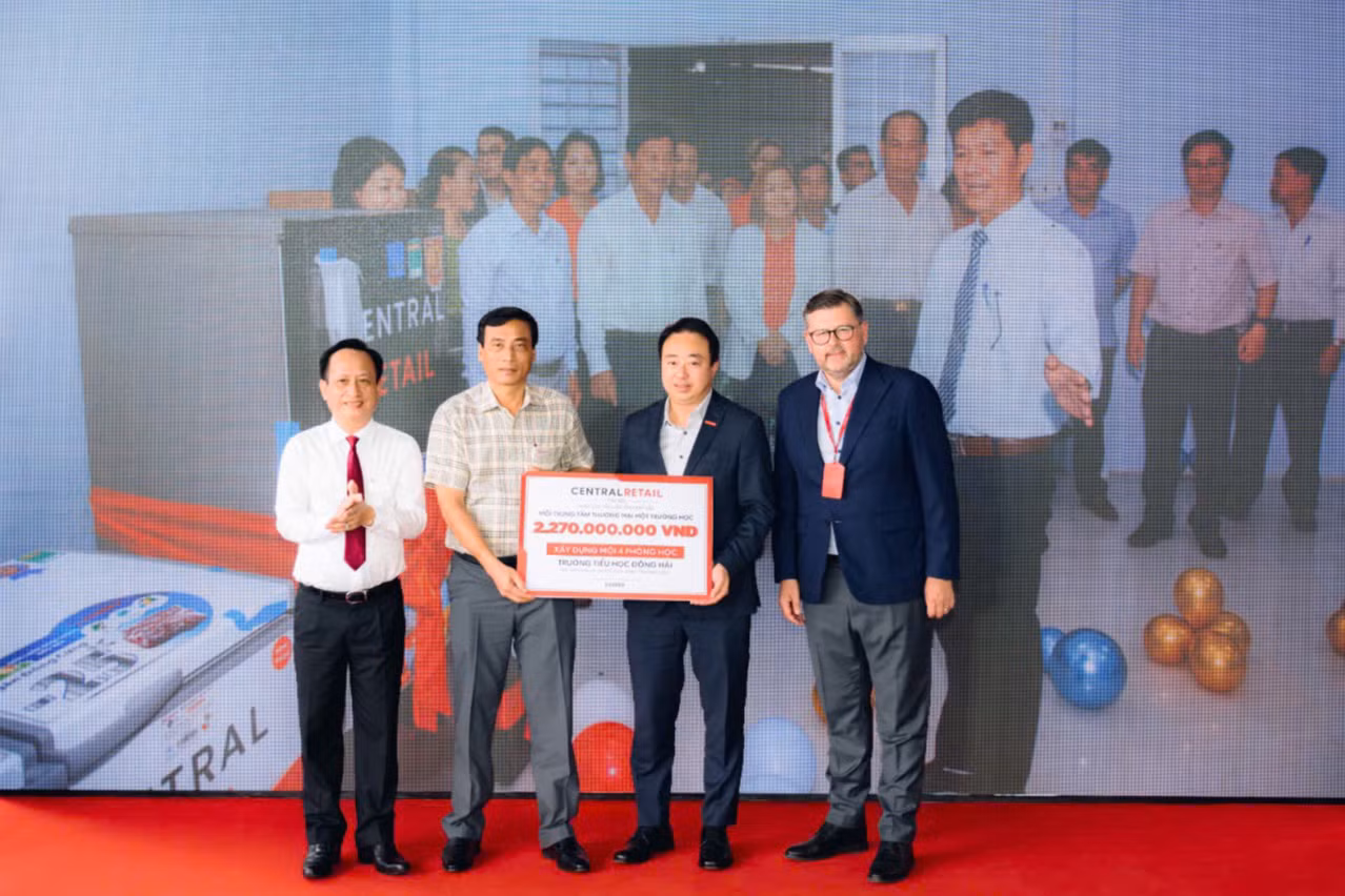 Đại diện Tập đoàn Central Retail Việt Nam tài trợ xây dựng 4 phòng học tại một xã ven biển huyện Hòa Bình (Bạc Liêu).