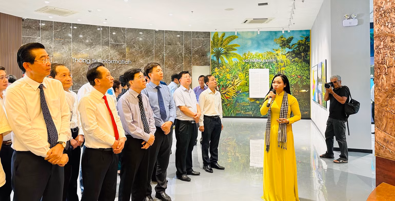 Các đồng chí lãnh đạo Trung ương và tỉnh Bạc Liêu tham quan Bảo tàng tổng hợp tỉnh. Ảnh: TRỌNG DUY