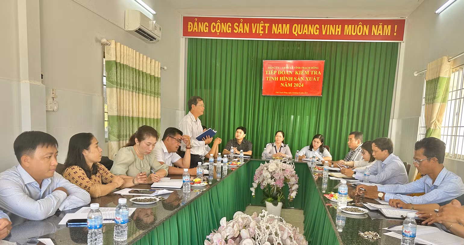 Ngay sau Tết Nguyên đán Giáp Thìn 2024, Chủ tịch Ủy ban nhân dân thành phố Bạc Liêu lắng nghe các hộ nông dân và lãnh đạo cơ sở phản ánh những khó khăn, vướng mắc để kịp thời tháo gỡ dứt điểm. (Ảnh: TRỌNG DUY)