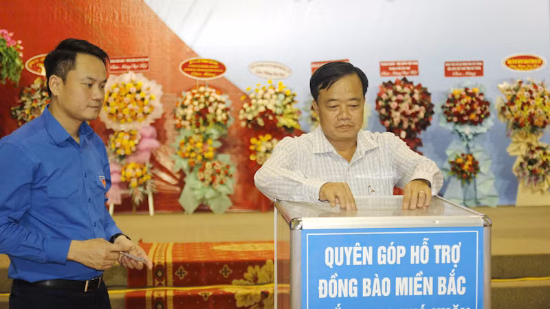 Trong ngày đại hội, đồng chí Huỳnh Quốc Việt, Phó Bí thư Thường trực Tỉnh ủy Bạc Liêu và các đồng chí lãnh đạo, các đại biểu quyên góp hỗ trợ đồng bào miền bắc bị bão lụt tàn phá nặng nề.
