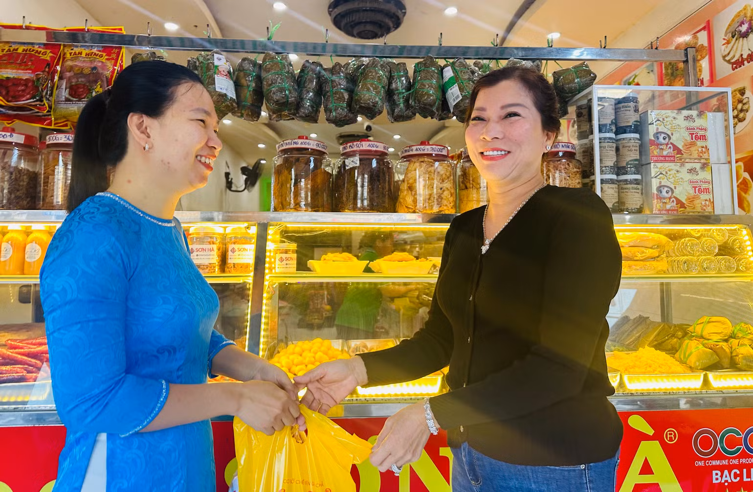 Nhiều người tiêu dùng ở Bạc Liêu hiện nay luôn rất quan tâm chất lượng hàng hóa thực phẩm, trực tiếp đến các cơ sở mua các mặt hàng có thương hiệu, tín nhiệm tại địa phương, kiên quyết nói không với những mặt hàng kém chất lượng. (Ảnh: TRỌNG DUY). Nhiều người tiêu dùng ở Bạc Liêu hiện nay luôn rất quan tâm chất lượng hàng hóa thực phẩm, trực tiếp đến các cơ sở mua các mặt hàng có thương hiệu, tín nhiệm tại địa phương, kiên quyết nói không với những mặt hàng kém chất lượng. (Ảnh: TRỌNG DUY).