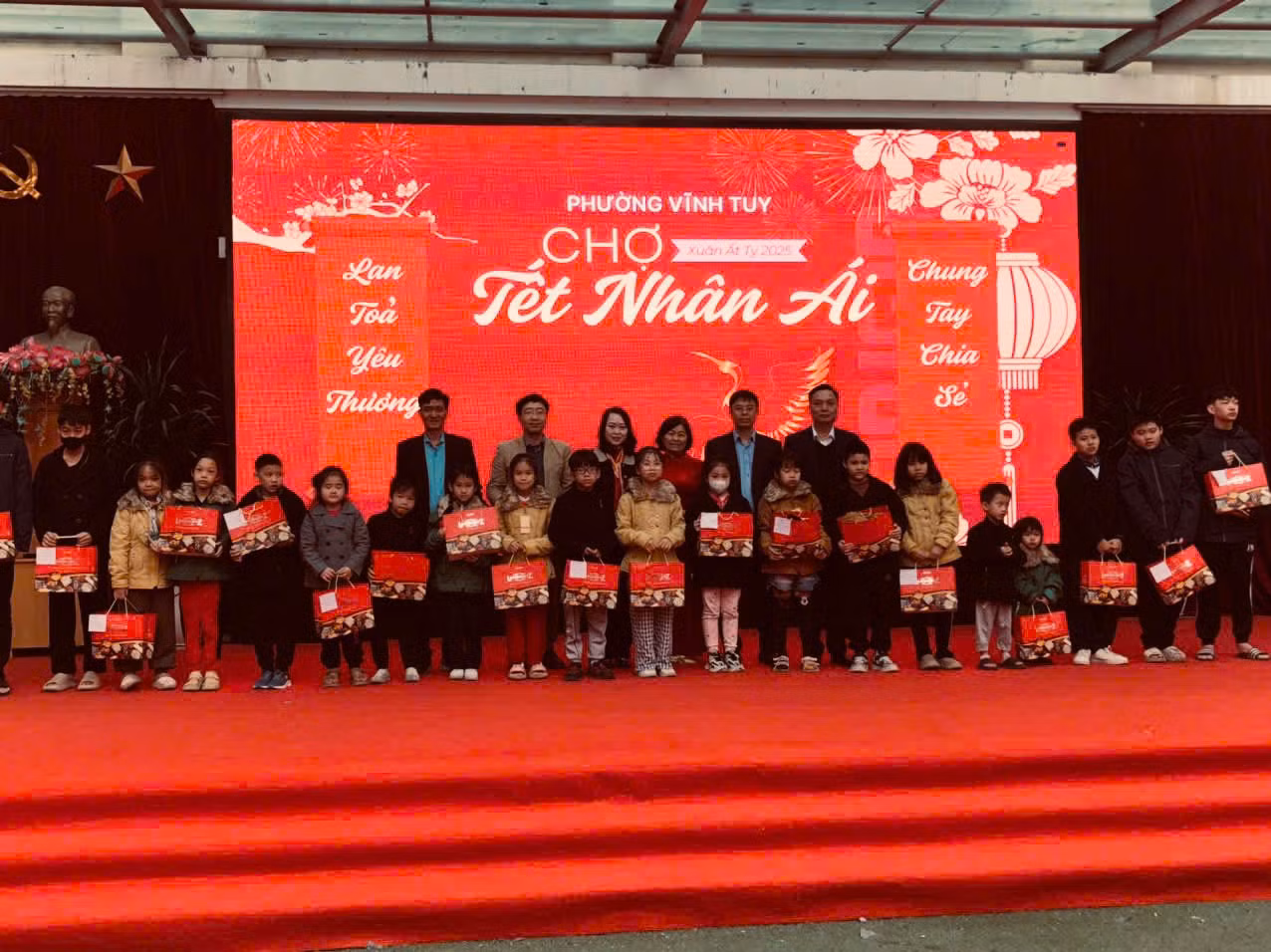 Tặng quà cho các cháu học sinh tại Chương trình Chợ Tết nhân ái Xuân Ất Tỵ 2025. Tặng quà cho các cháu học sinh tại Chương trình Chợ Tết nhân ái Xuân Ất Tỵ 2025.