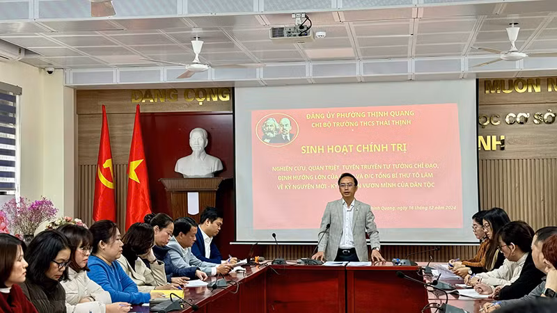 Chi bộ Trường THCS Thái Thịnh tổ chức sinh hoạt chính trị.