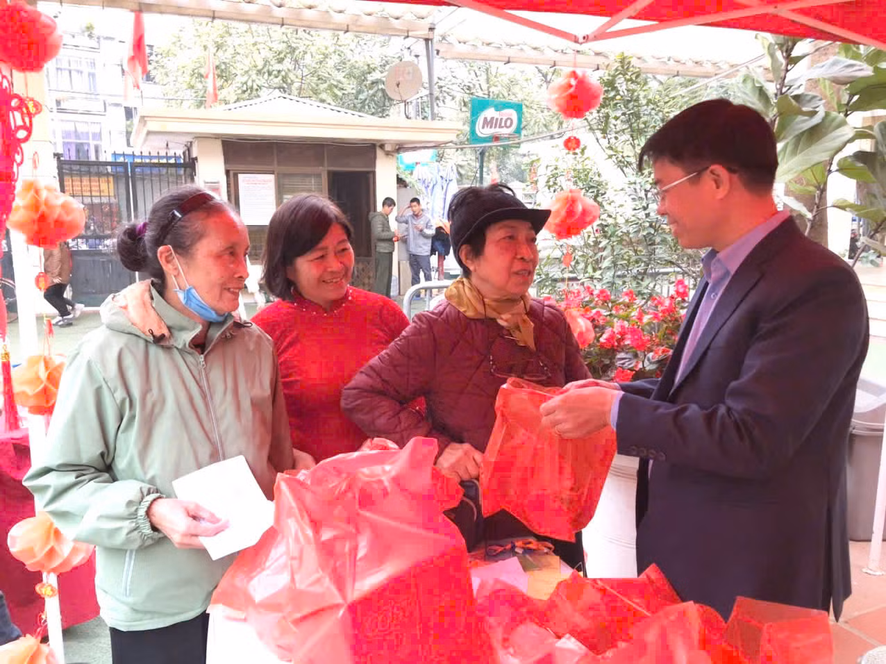 Chủ tịch UBND phường Vĩnh Tuy Lưu Xuân Trịch trao quà cho hộ dân. Chủ tịch UBND phường Vĩnh Tuy Lưu Xuân Trịch trao quà cho hộ dân.