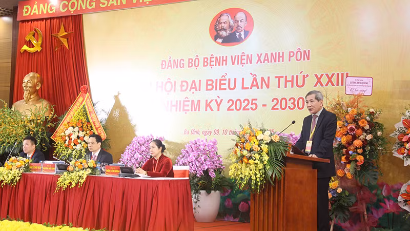 Bí thư Quận ủy Ba Đình Hoàng Minh Dũng Tiến phát biểu chỉ đạo tại Đại hội Đảng bộ Bệnh viện Xanh Pôn nhiệm kỳ 2025-2030.