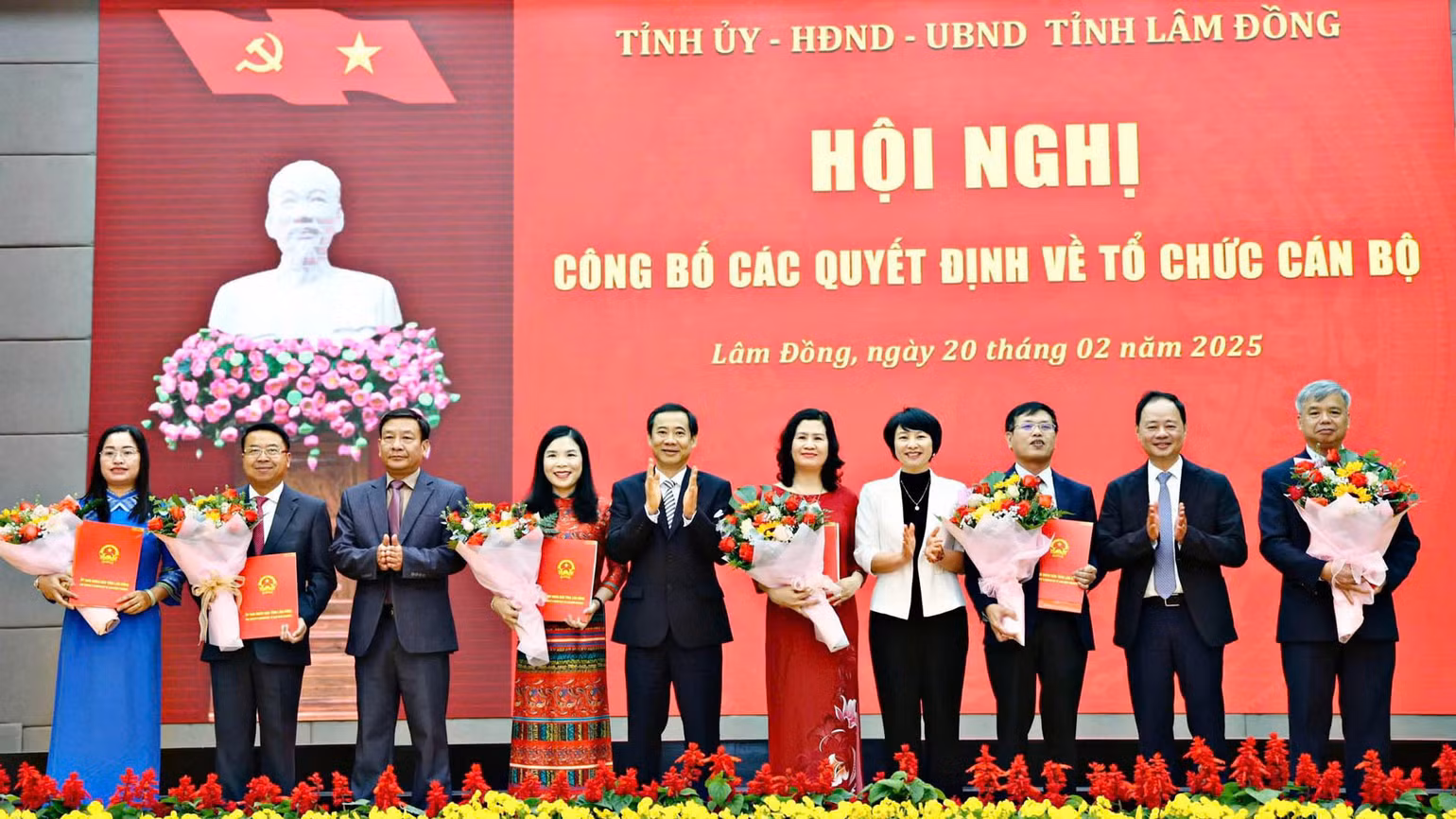 Thường trực Tỉnh ủy Lâm Đồng trao quyết định và chúc mừng 6 đồng chí được bổ nhiệm Giám đốc thuộc 6 sở sau sáp nhập