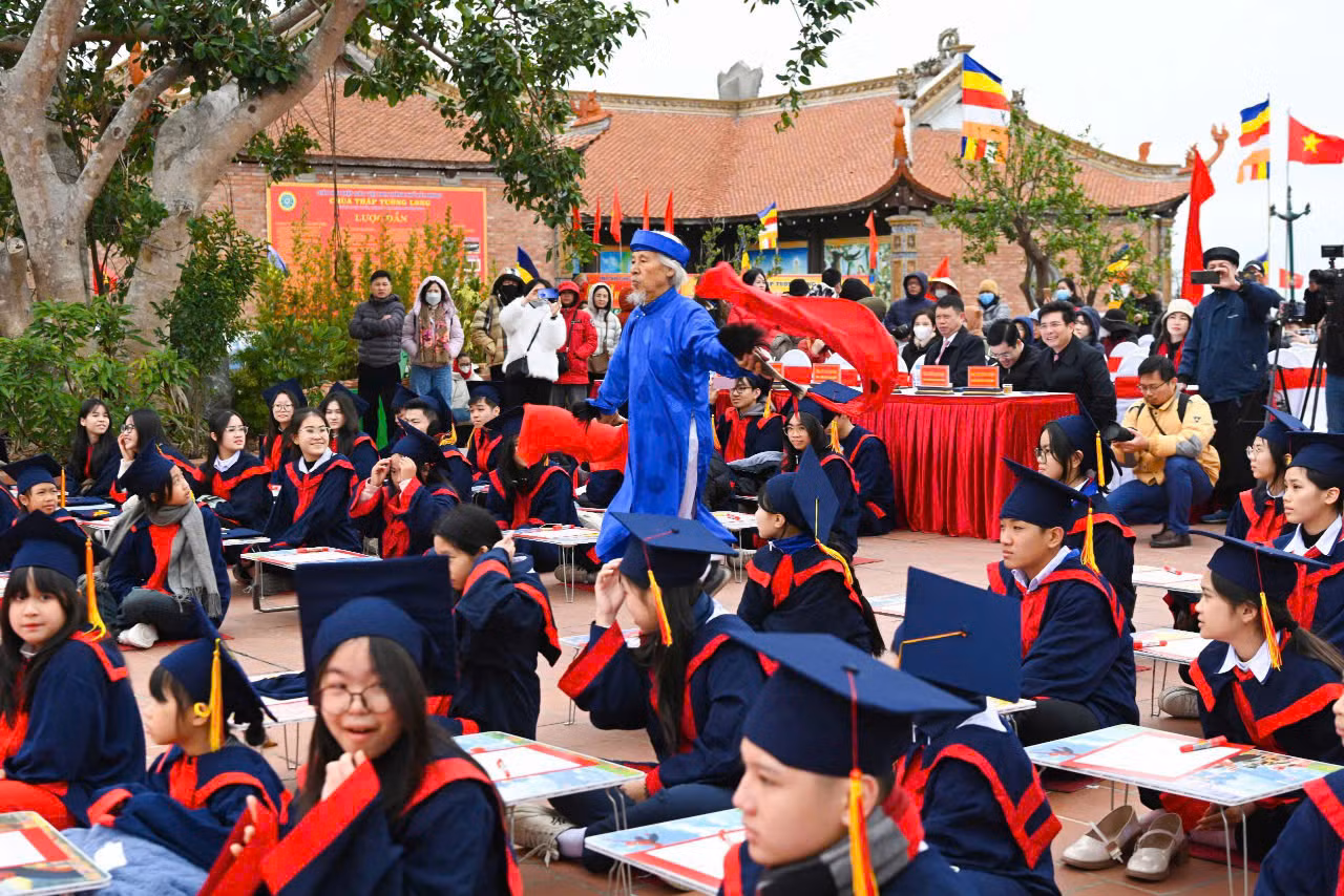 Các học trò hào hứng tham gia Lễ khai bút đầu xuân