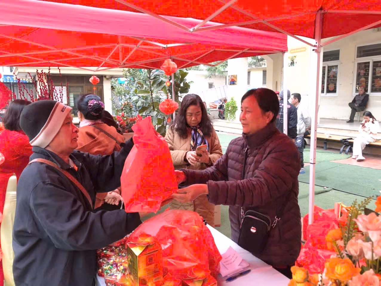 Người dân phấn khởi nhận quà tặng tại gian hàng. Người dân phấn khởi nhận quà tặng tại gian hàng.