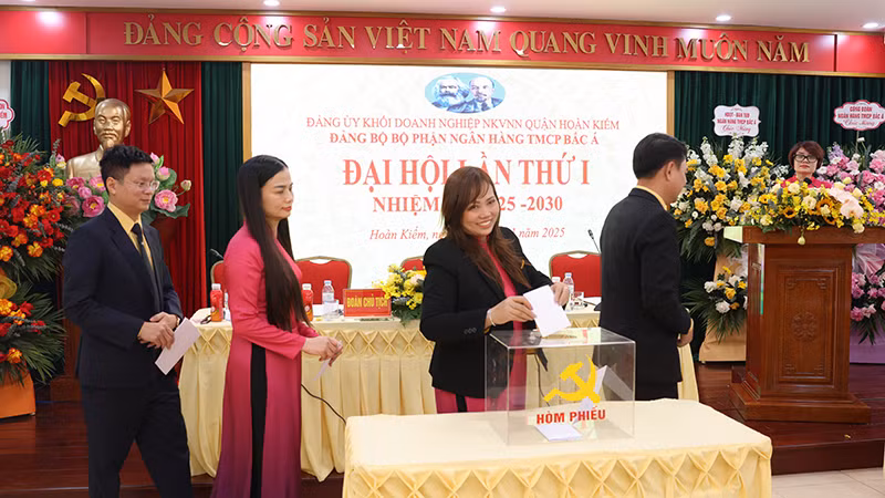 Các đại biểu bỏ phiếu bầu Ban Chấp hành Đảng bộ bộ phận Ngân hàng thương mại cổ phần Bắc Á, nhiệm kỳ 2025-2030. Các đại biểu bỏ phiếu bầu Ban Chấp hành Đảng bộ bộ phận Ngân hàng thương mại cổ phần Bắc Á, nhiệm kỳ 2025-2030.