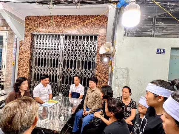 Lãnh đạo quận Hải An thăm hỏi, động viên, trao kinh phí hỗ trợ gia đình nạn nhân ở tại phường Cát Bi (quận Hải An).