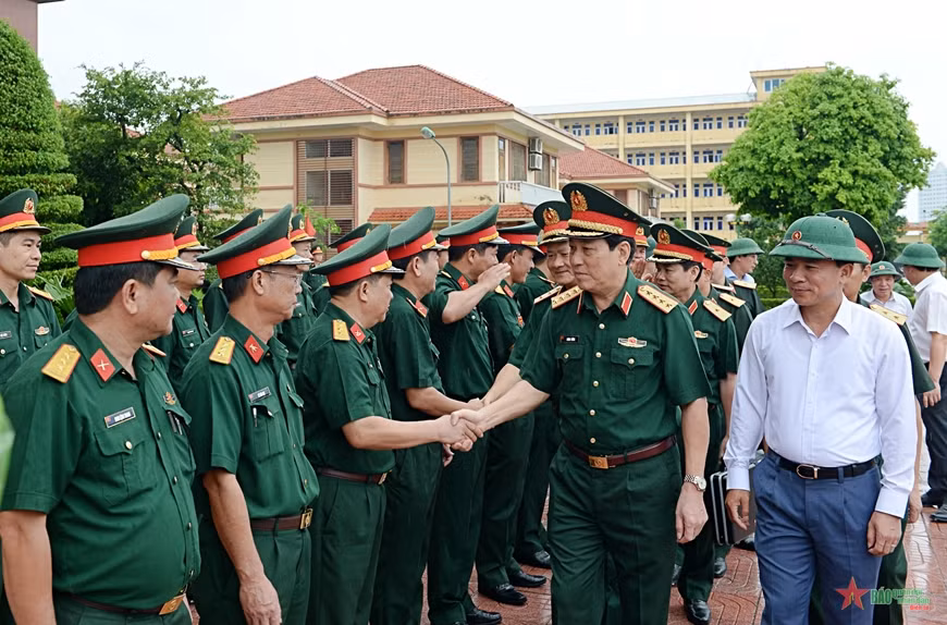 Đại tướng Lương Cường với cán bộ, chỉ huy Bộ Chỉ huy quân sự tỉnh Thanh Hóa. Ảnh: Báo Quân đội nhân dân