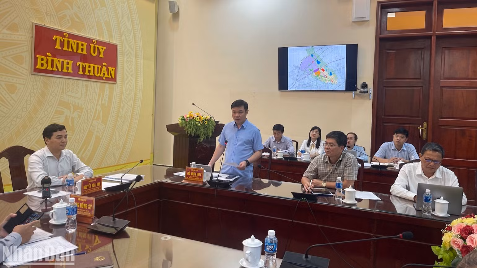 Đồng chí Đỗ Hữu Huy, Chủ tịch Ủy ban nhân dân tỉnh Bình Thuận chỉ đạo tại cuộc họp.