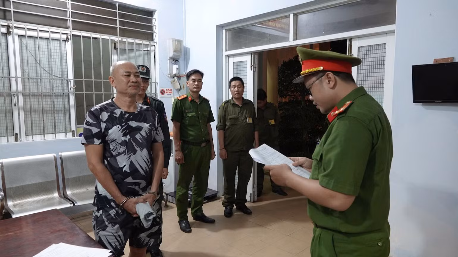 Cơ quan Cảnh sát điều tra Công an tỉnh Bình Thuận thi hành lệnh bắt tạm giam các đối tượng Mạnh Trọng Toản. Cơ quan Cảnh sát điều tra Công an tỉnh Bình Thuận thi hành lệnh bắt tạm giam các đối tượng Mạnh Trọng Toản.