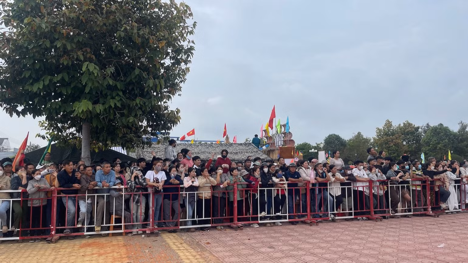 Nhiều người thân đến tiễn tân binh.