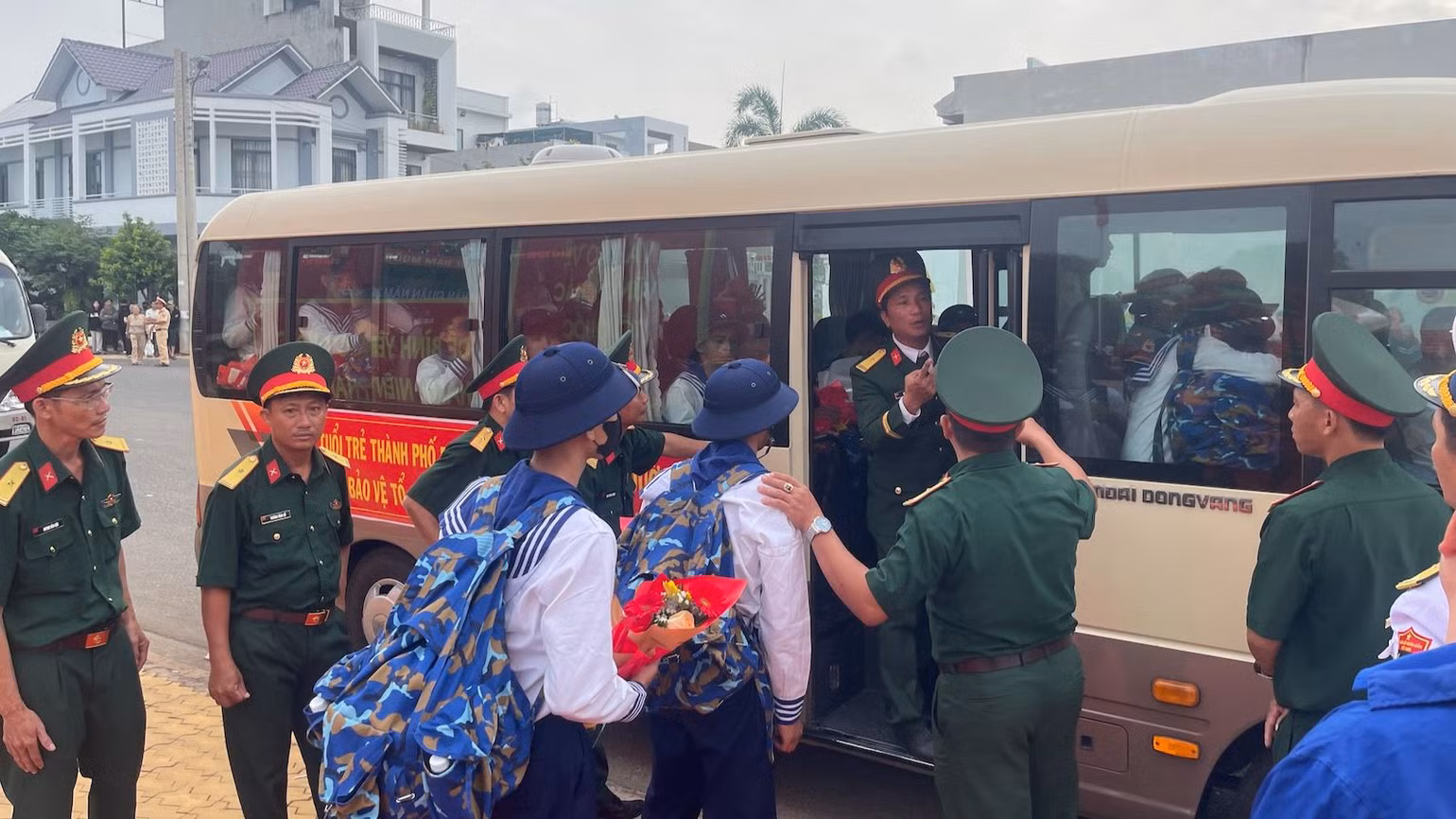 Các tân binh lên xe đến nơi nhận quân.