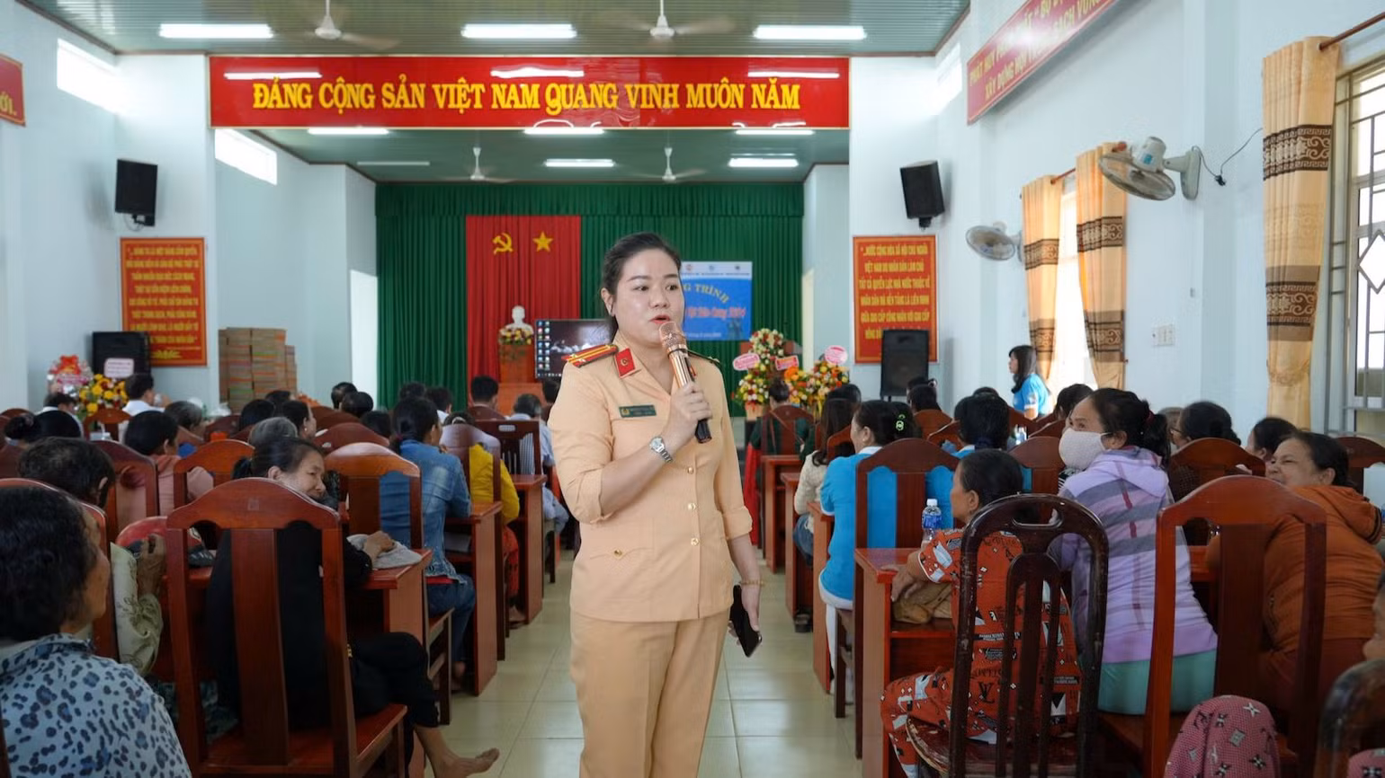 Tuyên truyền người dân không để cho con em vi phạm giao thông. Tuyên truyền người dân không để cho con em vi phạm giao thông.