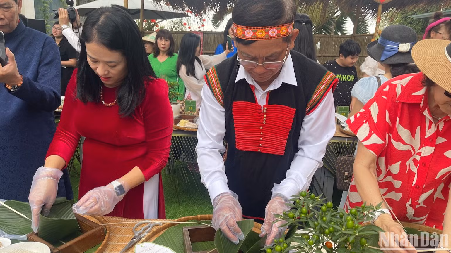 Du khách bắt đầu gói bánh