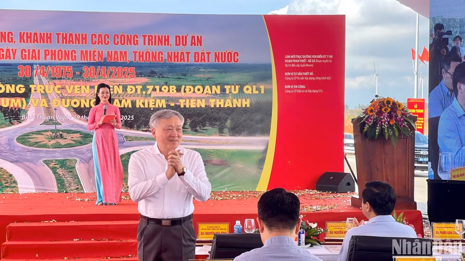 Đồng chí Nguyễn Hoà Bình, Phó Thủ tướng Thường trực Chính phủ tham dự buổi lễ. Đồng chí Nguyễn Hoà Bình, Phó Thủ tướng Thường trực Chính phủ tham dự buổi lễ.