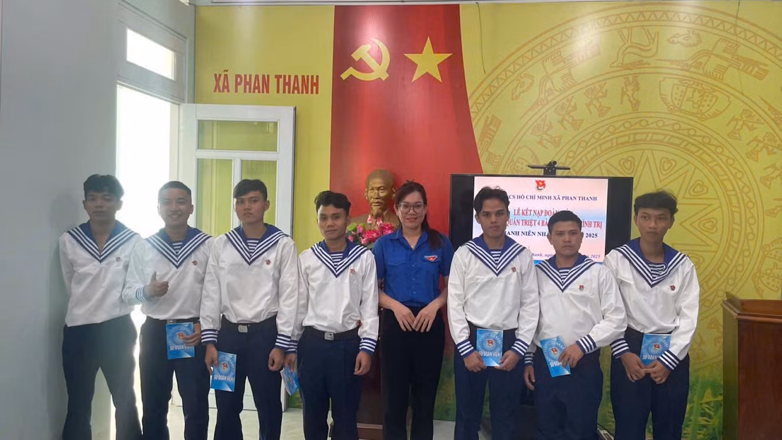 Ủy ban nhân dân xã Phan Thanh, huyện Bắc Bình tổ chức trao giấy nhập ngũ.