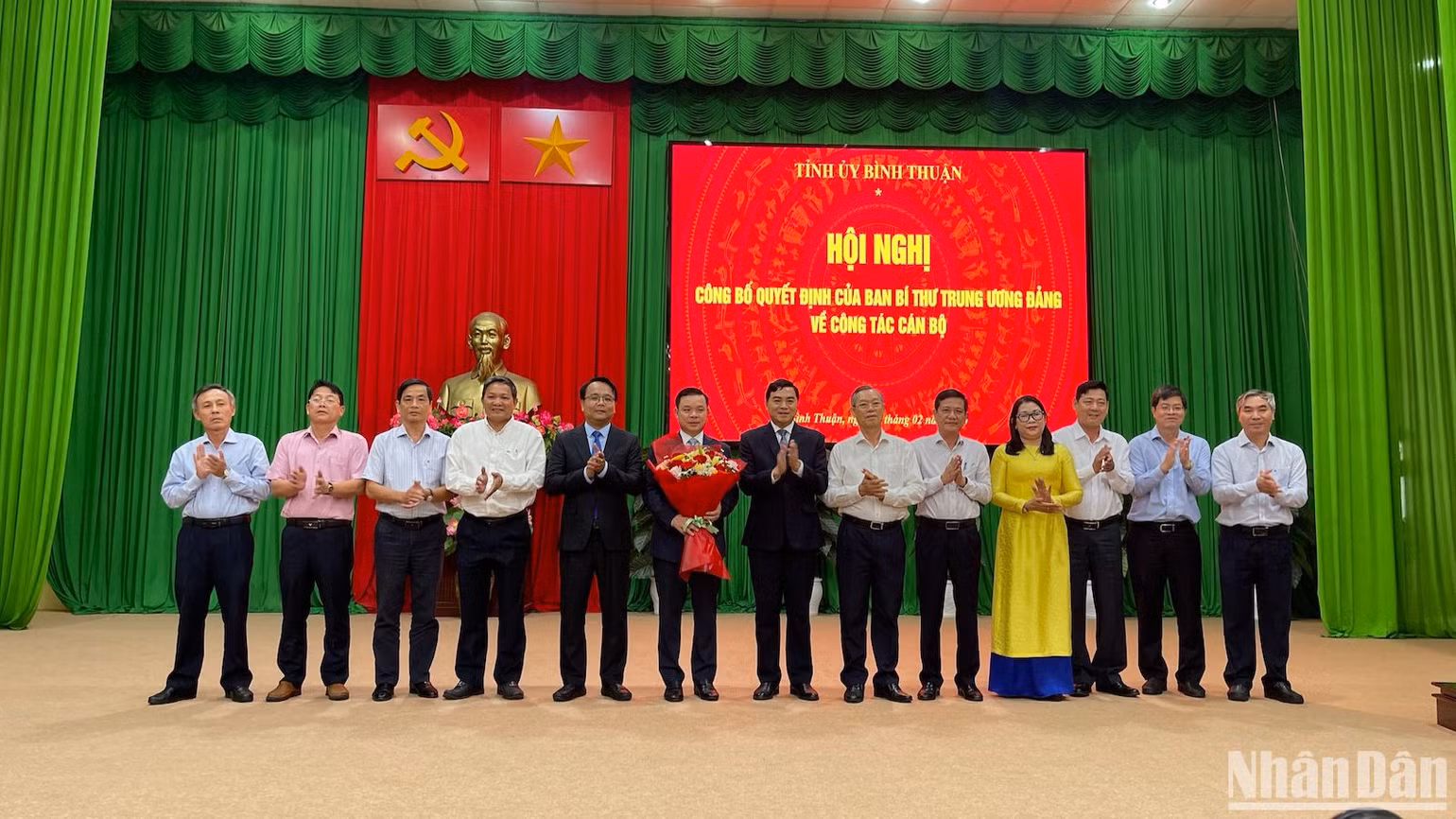 Ban Thường vụ Tỉnh ủy Bình Thuận tặng hoa chúc mừng đồng chí Đỗ Hữu Huy.