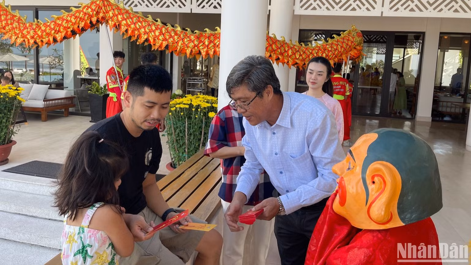Du khách nước ngoài vui mừng khi được lì xì. Du khách nước ngoài vui mừng khi được lì xì.
