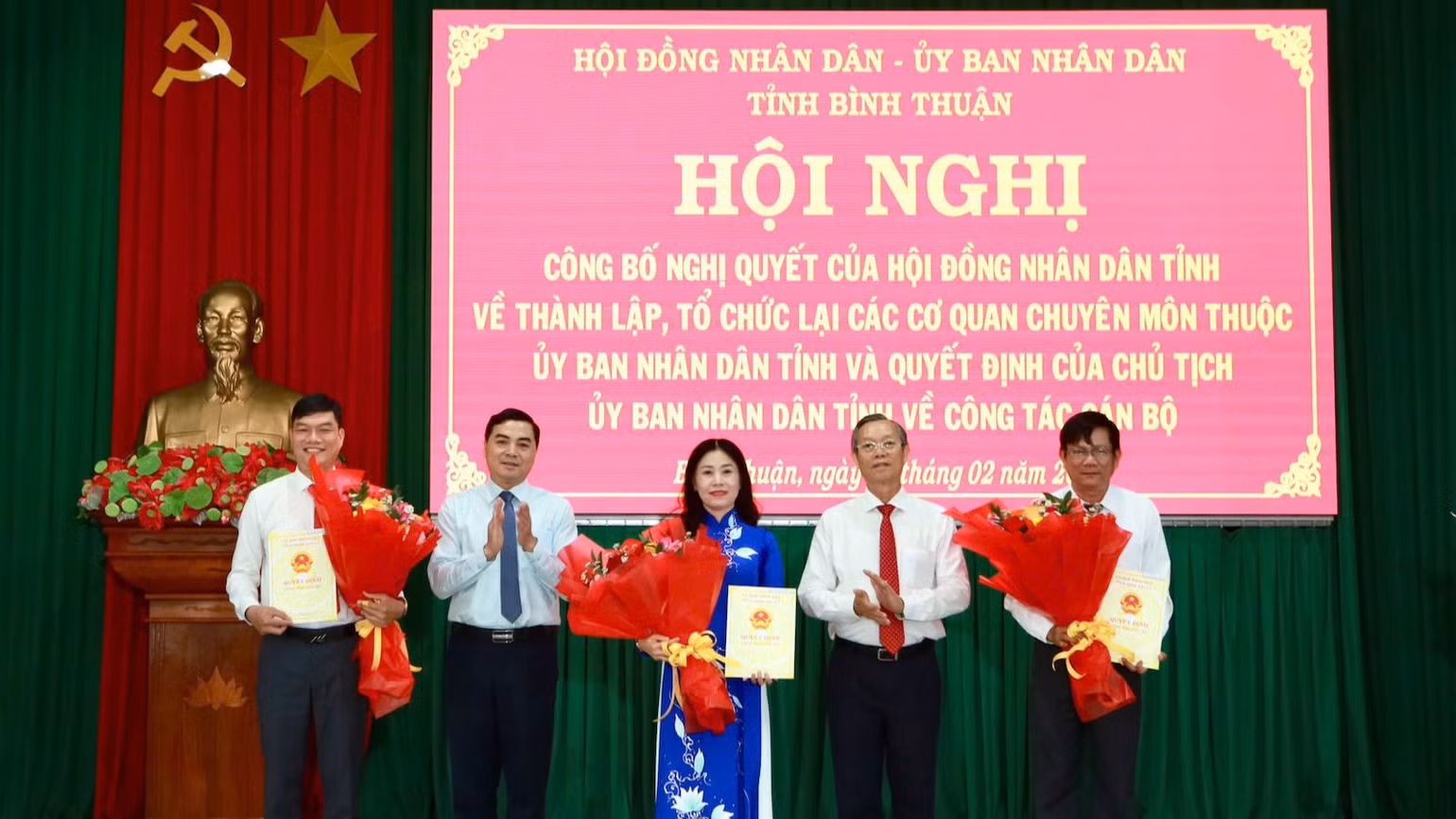 Bí thư Tỉnh ủy Nguyễn Hoài Anh trao quyết định cho các cán bộ.