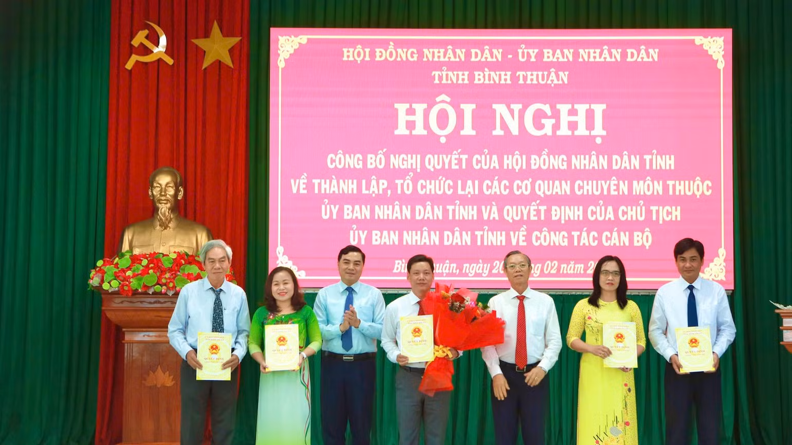 Trao quyết định các cán bộ.
