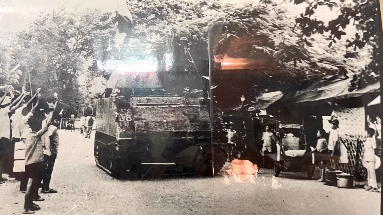 Quân ta và nhân dân Bình Thuận nô nức xuống đường mừng giải phóng quê hương 19/4/1975. (Ảnh tư liệu của Bộ Chỉ huy Quân sự tỉnh Bình Thuận)