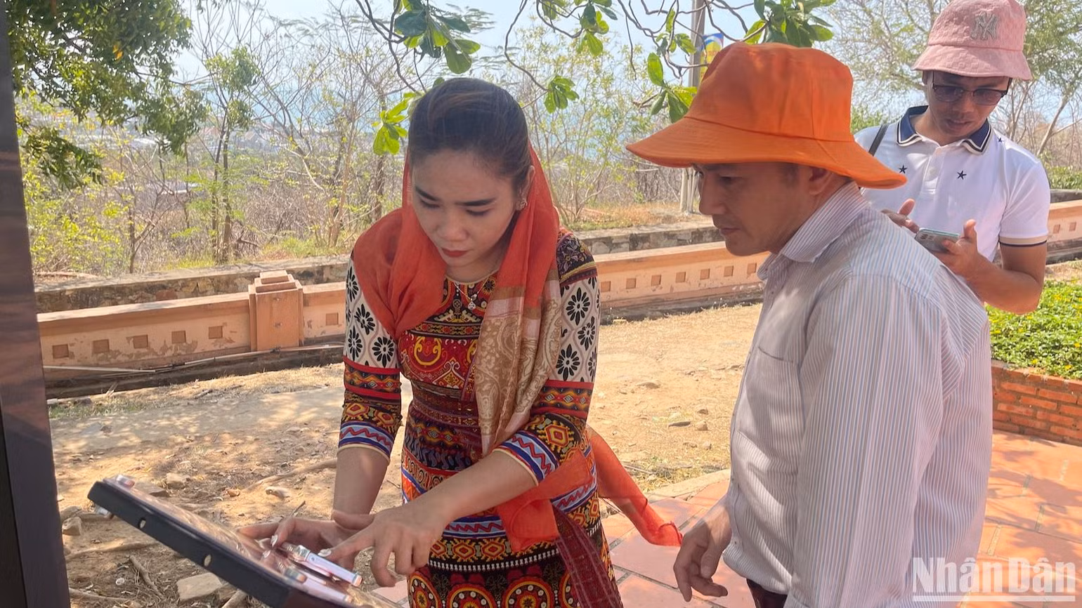 Nhiều du khách tìm hiểu thông tin địa điểm từ Yêu lắm Việt Nam. Nhiều du khách tìm hiểu thông tin địa điểm từ Yêu lắm Việt Nam.