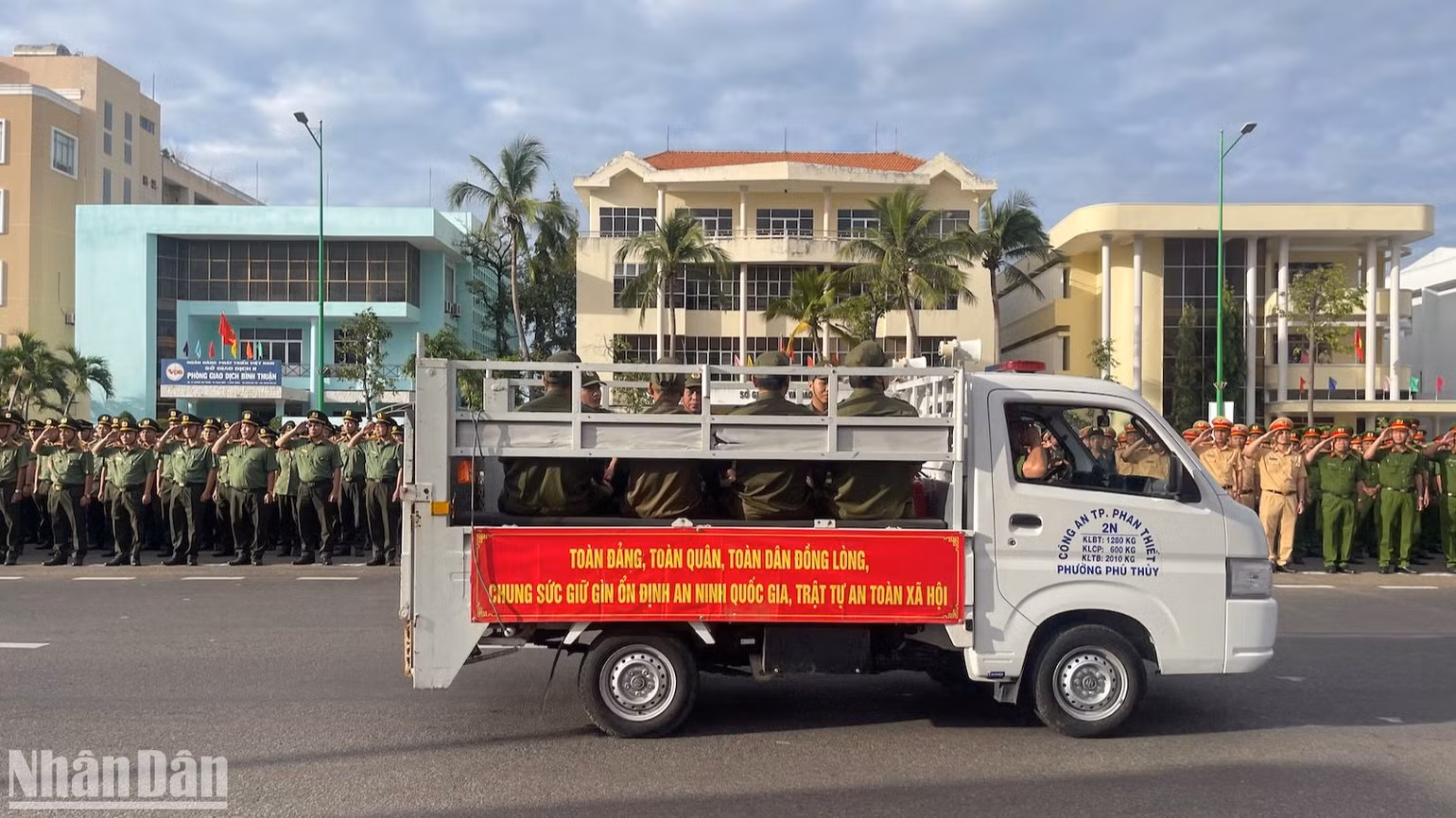 Công an xã thực sự gần dân, sát dân, gắn bó máu thịt với nhân dân. Công an xã thực sự gần dân, sát dân, gắn bó máu thịt với nhân dân.