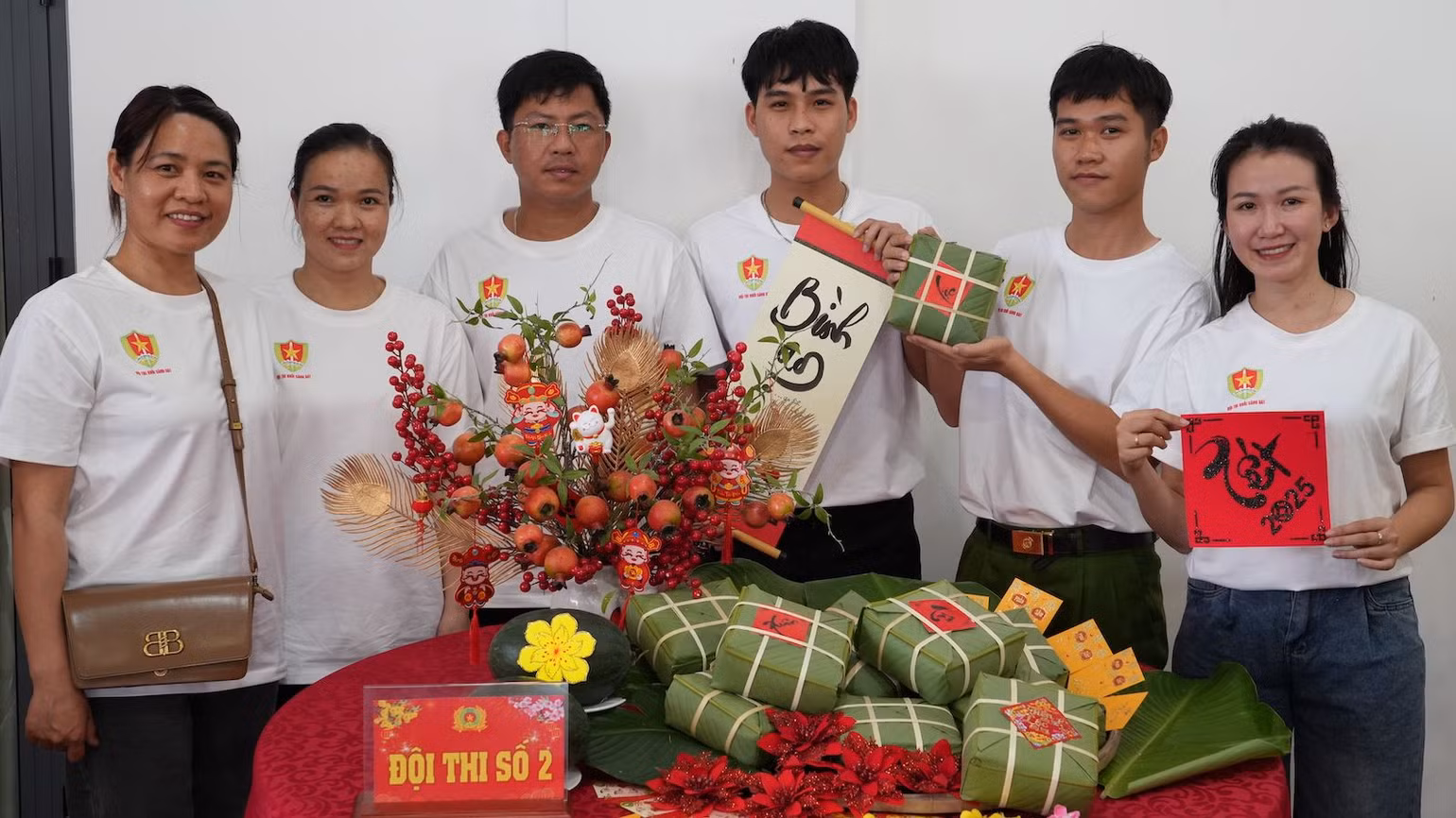 Các đội thi gói bánh.