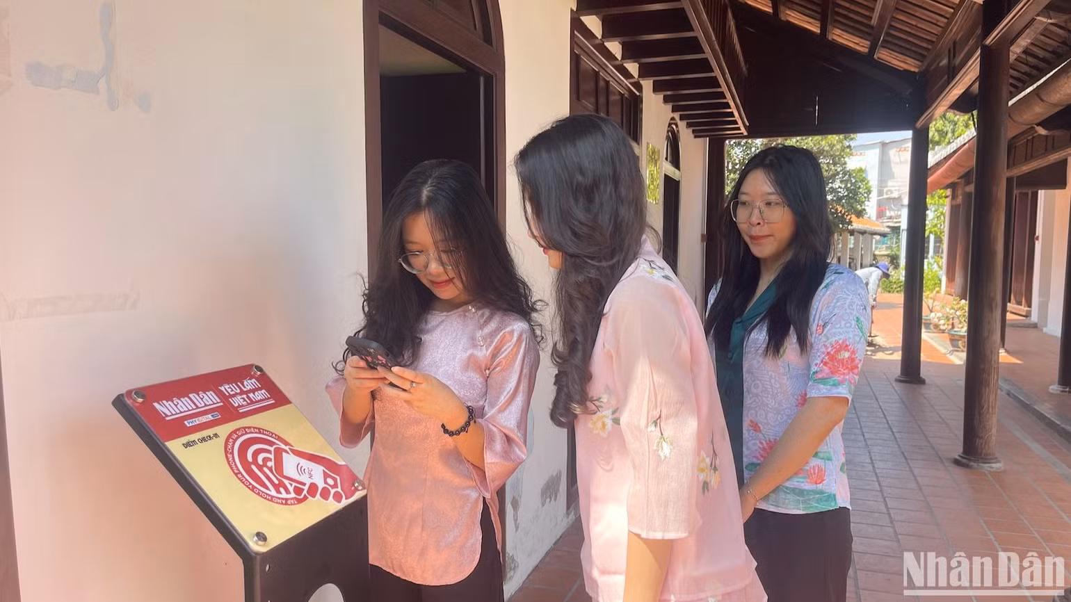 Du khách check-in dự án "Yêu lắm Việt Nam" tại Khu di tích Trường Dục Thanh. Du khách check-in dự án "Yêu lắm Việt Nam" tại Khu di tích Trường Dục Thanh.