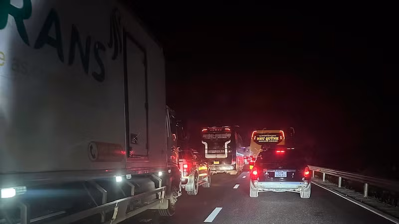 Cao tốc bị ùn ứ sau vụ tai nạn.