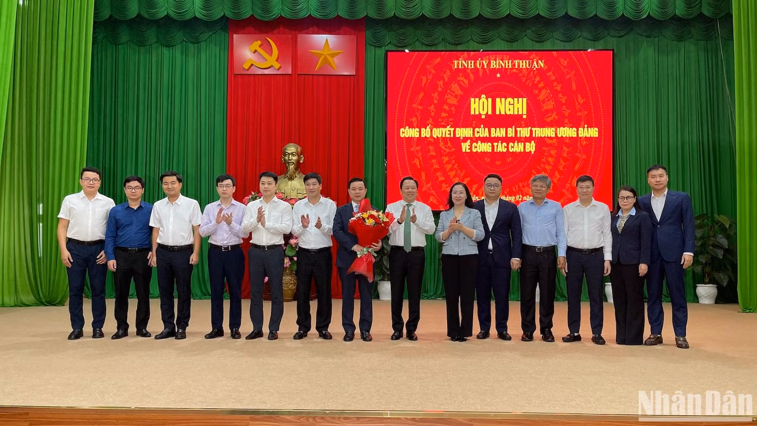 Chủ tịch Ủy ban Quản lý vốn nhà nước tại doanh nghiệp Nguyễn Hoàng Anh tặng hoa chúc mừng đồng chí Đỗ Hữu Huy.
