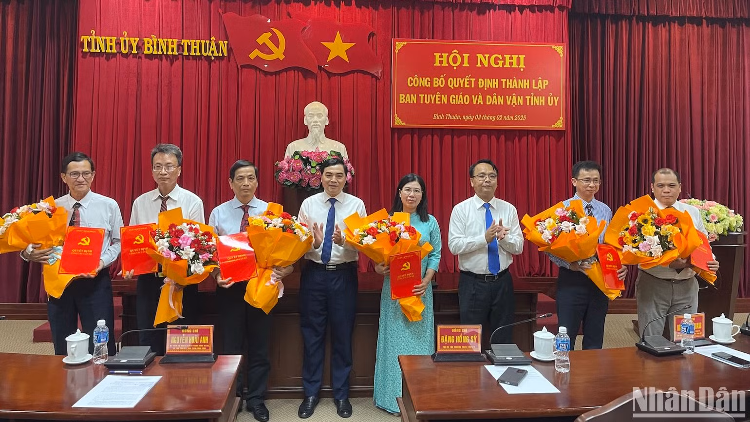 Đồng chí Nguyễn Hoài Anh, Bí thư Tỉnh ủy Bình Thuận; đồng chí Đặng Hồng Sỹ, Phó Bí thư Thường trực Tỉnh ủy Bình Thuận tặng hoa chúc mừng.