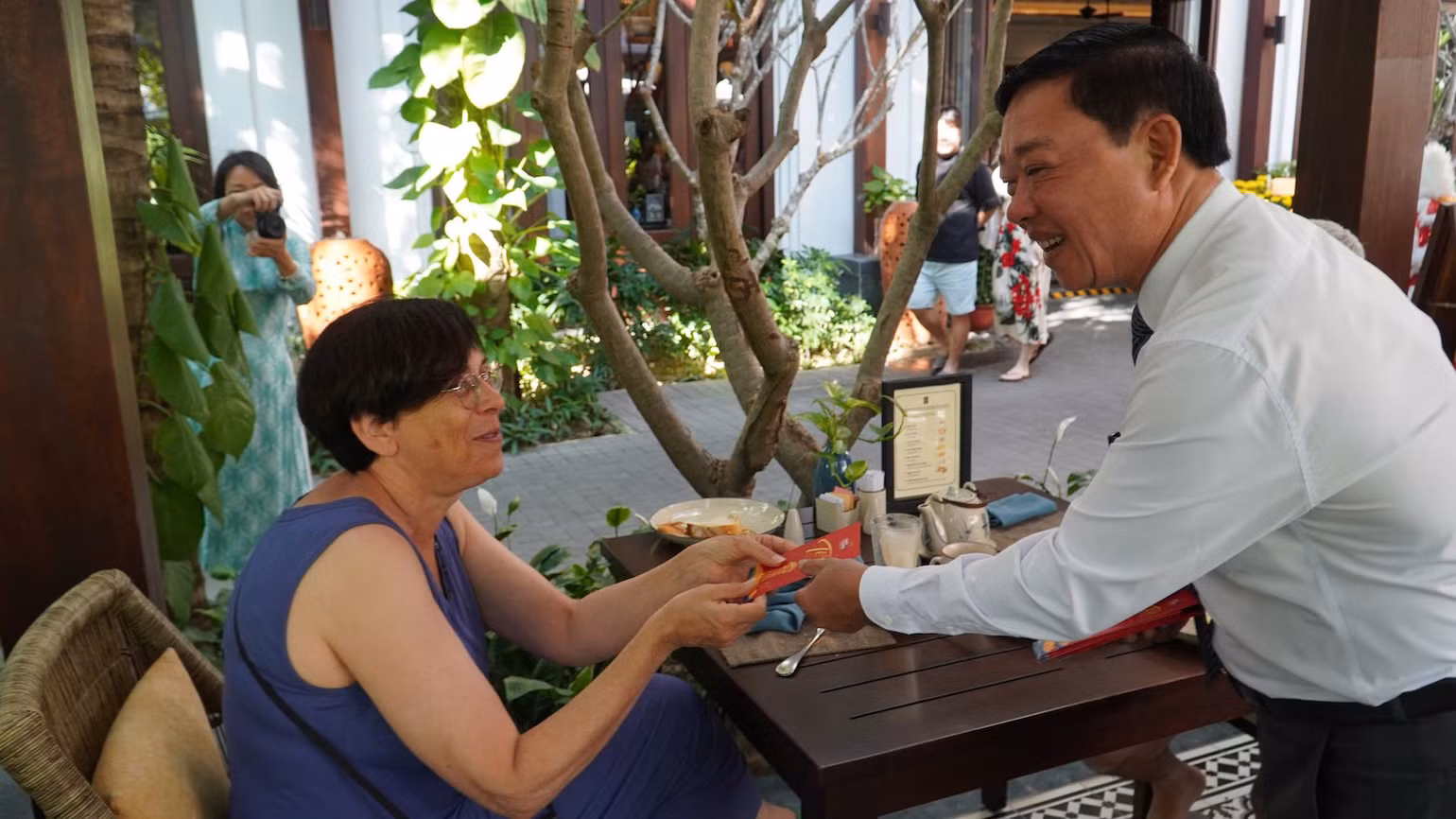 Ông Bùi Thế Nhân, Giám đốc Sở văn hoá, Thể thao và Du lịch tỉnh Bình Thuận lì xì cho du khách nước ngoài. Ông Bùi Thế Nhân, Giám đốc Sở văn hoá, Thể thao và Du lịch tỉnh Bình Thuận lì xì cho du khách nước ngoài.