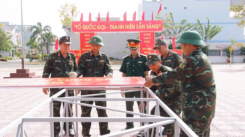 Bộ đội đang làm cổng trại.