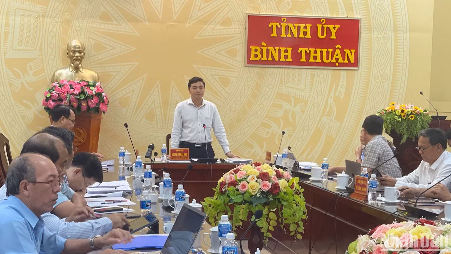 Đồng chí Nguyễn Hoài Anh, Bí thư Tỉnh ủy Bình Thuận phát biểu tại cuộc họp.